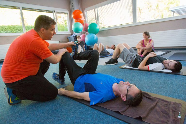 Leichtes und vor allem richtig durchgeführtes Krafttraining kann den Gelenken förderlich sein. Foto: vn/hofmeister