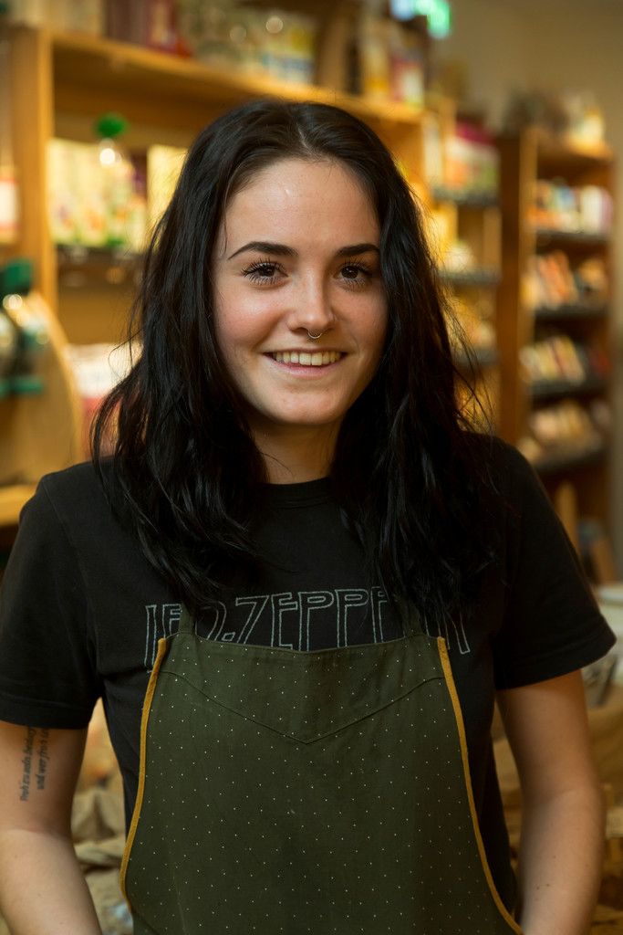 Lena Bell
            Ich kann mein Hobby im Beruf verwirklichen, weil ich selbst gerne backe, vor allem vegan. Die Pralinen im Geschäft stammen beispielsweise von mir.