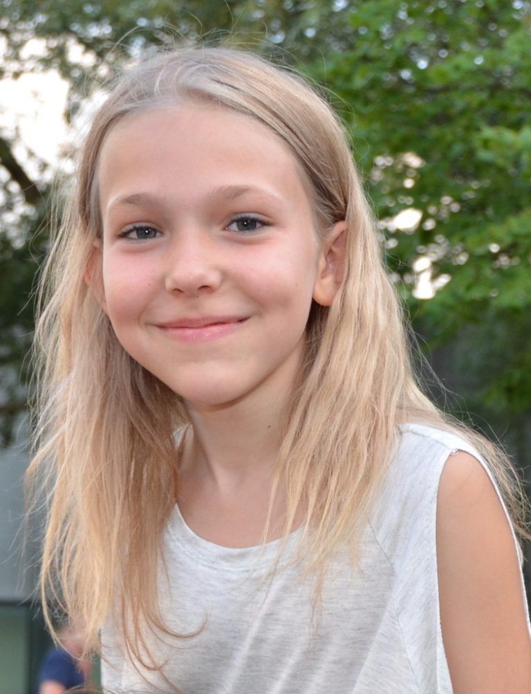 Leonie Meusburger10 Jahre, KoblachGroße Herausforderungen mag ich am liebsten, besonders wenn ein bisschen Nervenkitzel dabei ist. Die gemeinsame Vorbereitung direkt vor den Auftritten finde ich besonders wichtig und macht mir viel Spaß. Wir verbringen so viel Zeit miteinander, dass Novus für mich wie eine zweite große Familie ist.