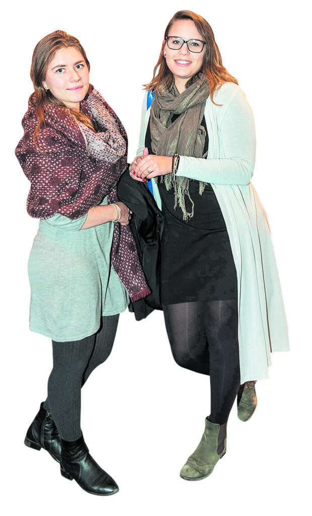 Leonie und Brigitte als interessierte Zuhörerinnen.