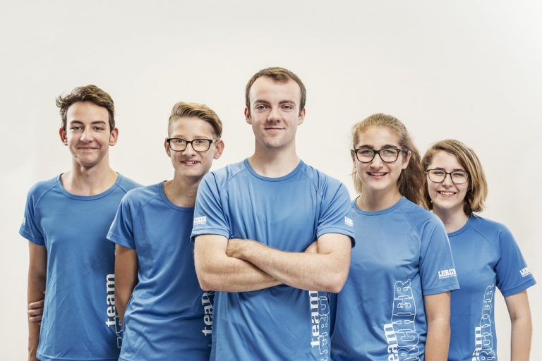 Lercher Beim Spezialisten für Werkzeugbau und Kunststoffspritzguss wurden fünf neue Lehrlinge willkommen geheißen. Für seine Lehrlingsausbildung erhielt der Betrieb 2010 den Anerkennungspreis der Hans Huber Stiftung.