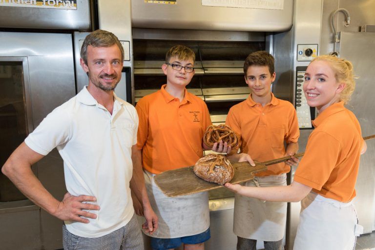 Lernen, wie das ursprünglichste aller Lebensmittel entsteht: Martin Waltner (l.) kennt sich aus mit Brot und Getreide. Stiplovsek
