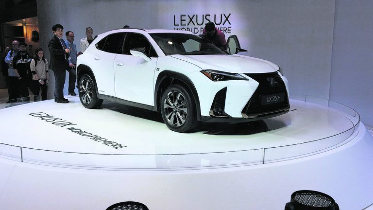Lexus startet mit einem neuen Kompakt-SUV in Europa neu durch. Mit dem UX zeigt die Toyota-Edelmarke erstmals ein Serienmodell im boomenden Segment. Die Optik entstammt europäischen Designern. Hybridantrieb ist gesetzt. Mit einer Länge von knapp 4,4 Metern und 2,63 Meter Radstand ist ein ordentliches Raumangebot gewährleistet. Marktstart: März 2019.