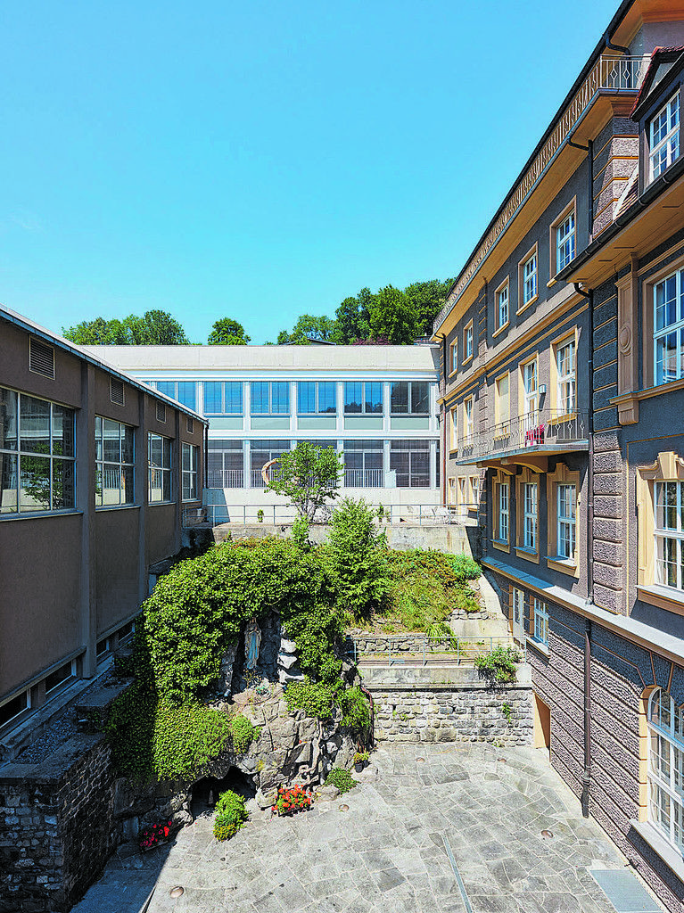 Lichtdurchflutet Alle Klassen im Neubau öffnen sich großflächig verglast nach Südosten. Außerdem fügen sie sich aus jeder Perspektive perfekt ins Ensemble.