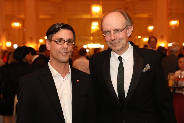 Lidl-Marketingleiter Klaus Haslauer (l.) bei der Preisverleihung in Wien mit Herausgeber Eugen A. Russ. Foto: schiffl