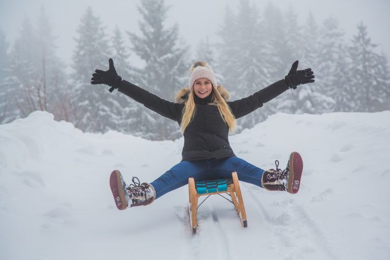 Lilia aus Dornbirn genießt derzeit auf  der Rodel den Schnee auf dem Bödele.VN/Steurer