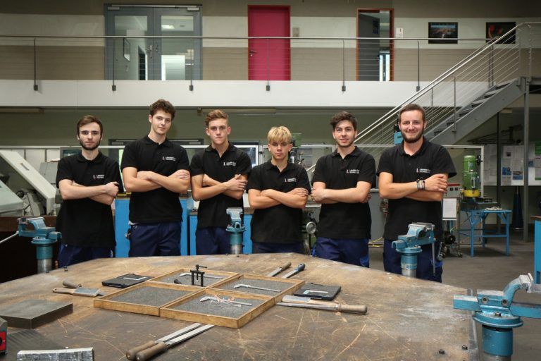 Lingenhöle Denis Hodzic, Sandro Rausch, Nico Sahler, Julian Schwarz, Fabian Pfeiler und Yavzuz Yayla (nicht im Bild) werden zum Maschinenbautechniker / Wärmebehandlungs- und Werkstofftechniker ausgebildet und von Ausbilder Daniel Scherrer begleitet.