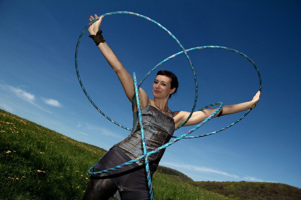 Die Hula-Hoop-Akrobatin