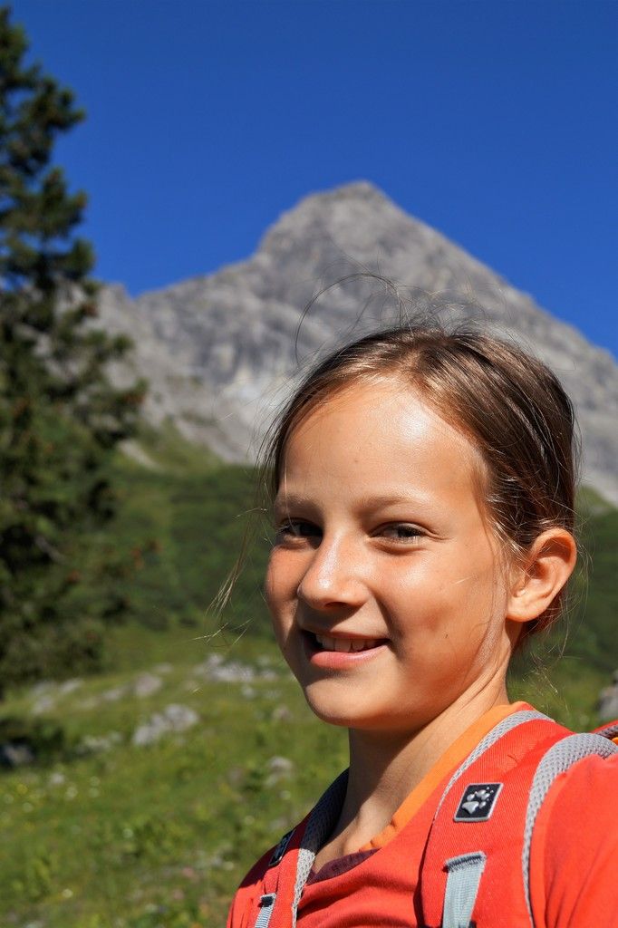 Lisa Straninger, 10Ich kann nicht sagen, was mir am besten gefallen hat. Wir haben so viele tolle Sachen miteinander erlebt: die Wandertage, die Salzburg-Woche, unser Theater, das Buch im Schuhkarton und natürlich noch viel anderes, zum Beispiel die Kindermarathons oder einfach nur das Lernen in der Schule.