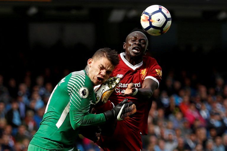 Liverpools Sadio Mané trifft Ederson, den Torwart von Manchester City, mit voller Wucht ins Gesicht. Nicht jeder Unfall geht so gimpflich aus.AFP