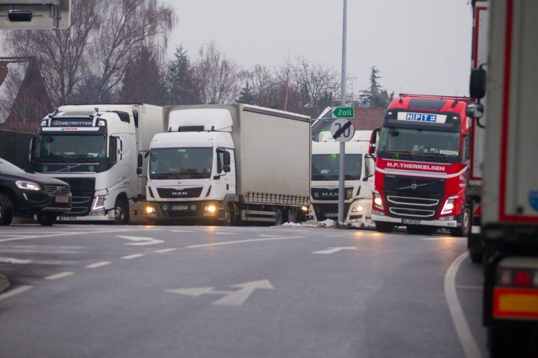 Lkw-Lawine an der Lustenauer Grenze Richtung Au. Die Disziplin lässt zu wünschen übrig. Foto: VN/Hartinger