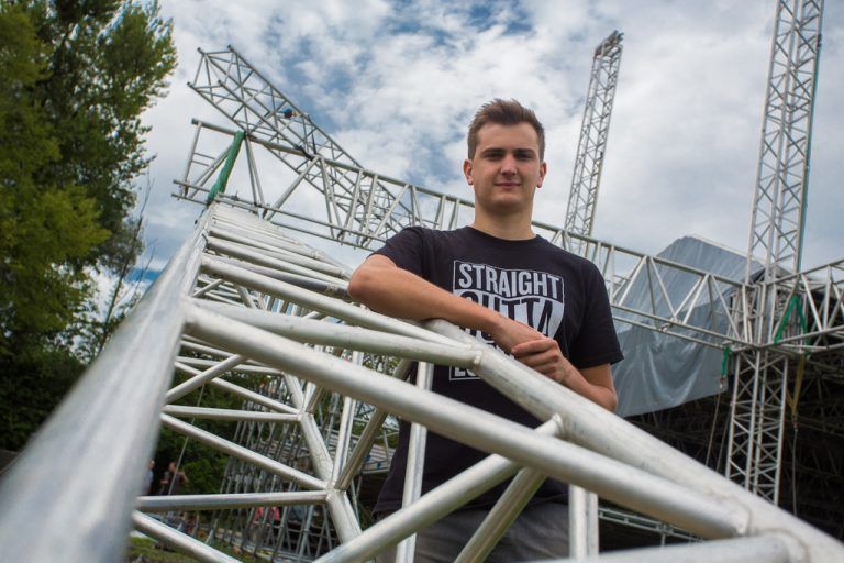 Luca Lechleitner packt bei anfallenden Arbeiten selbst mit an.VN/steurer