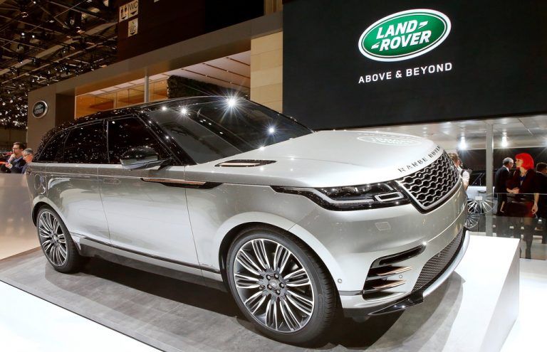 Lücke gefülltPlatz ist in der kleinsten Lücke. Unter diesem Motto positioniert Land Rover den Range Rover Velar zwischen Evoque und Range Rover Sport. Die Markteinführung des komplett neuen Modells ist für Ende Juli geplant. Die Preise beginnen 61.300 Euro.