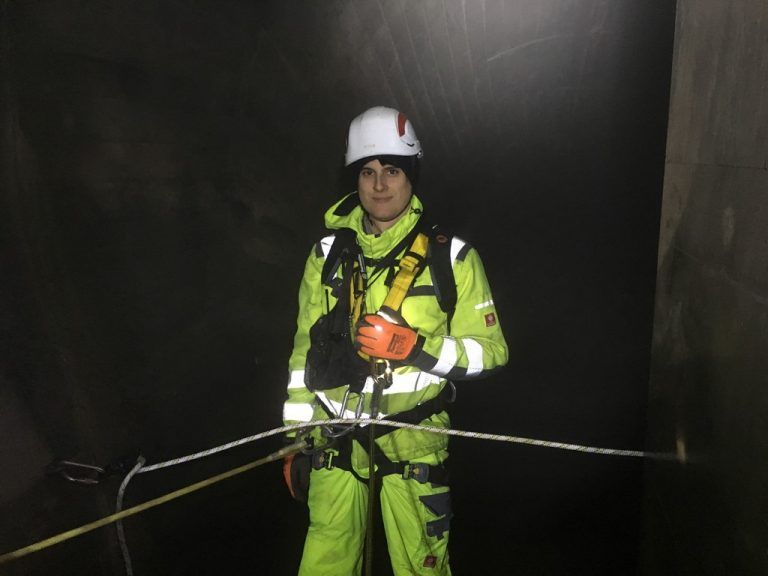 Lukas Bickel bei einer Schachtkontrollbefahrung im Obervermuntwerk II. Der Geologe ist meistens auf Baustellen anzutreffen.