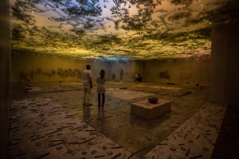 Mächtig, beeindruckend und materiallastig: Der Superstart Adrián Villar Rojas hat mit „The Theater of Disappearance“ eine Ausstellung der Superlative inszeniert.foto: VN/Philipp Steurer