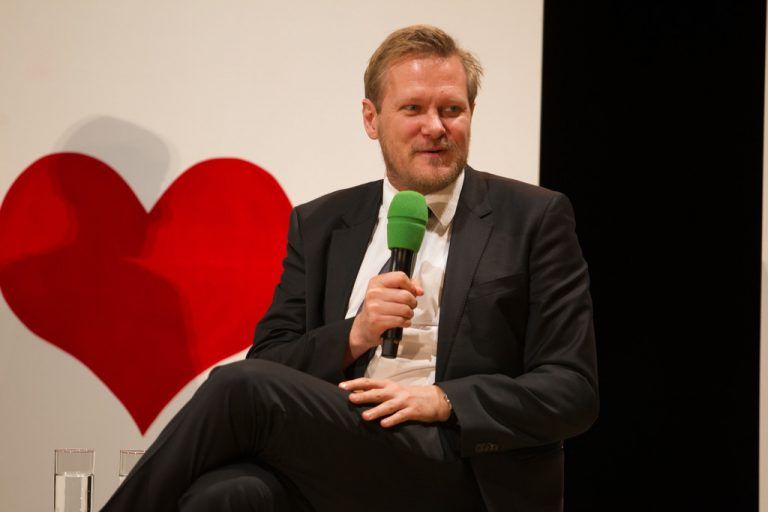 Man entwirft eine Bühne und muss dabei an den Wasserstand denken; ich habe nie gedacht, dass das einmal so sein wird. Meine Mission ist es, dass man an die Qualität glauben und versuchen muss, Opern zugänglich zu machen. Eine Hip-Hop-Oper zu machen, damit die Jungen kommen, das ist es nicht.
Kasper Holten