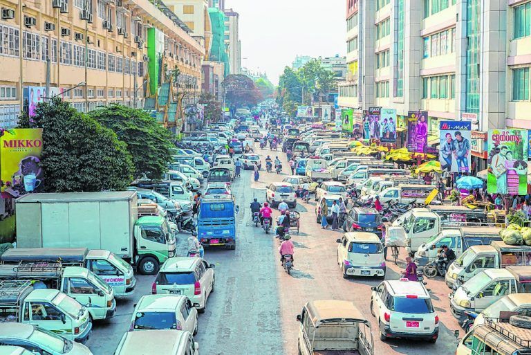 Mandalay ist eine typisch asiatische Stadt. Foto: R. Chan/Shutterstock