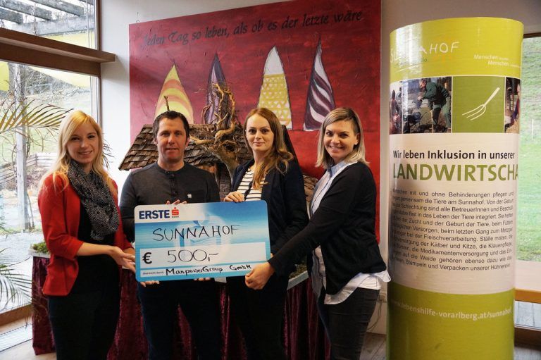 Manpower Group Der Sunnahof Göfis freute sich über eine Spende der Manpower Group. Überreicht wurde der Scheck in der Höhe von 500 Euro von Niederlassungsleiterin Melanie Schiener, Katharina Gerbis und Zvezdana Niculović. Sunnahof-Geschäftsführer Thomas Lampert nahm die Spende entgegen. LH