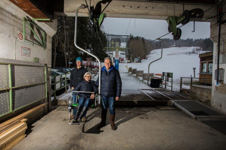 Marco Hagspiel, Bürgermeisterin Angelika Schwazmann und Reinold Baumann (v. l.) lassen sich noch einmal vor der alten Brüggelekopf-Einersesselbahn verewigen. VN/Steurer