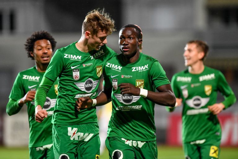 Marco Stark gratuliert dem zweifachen Torschützen Raphael Dwamena . Am Ende aber sollte es zuwenig sein. Foto: gepa
