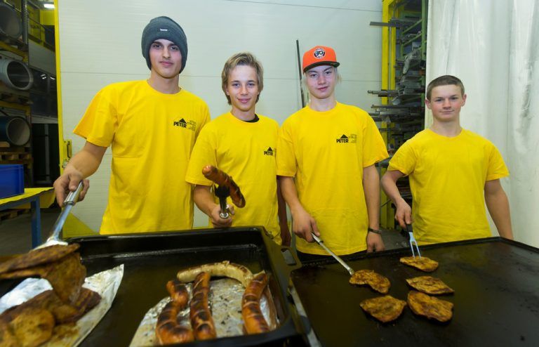 Marius, Julien, Justin und Marco ließen sich die Grillagen von Tann und Spar schmecken. Foto: VN/paulitsch