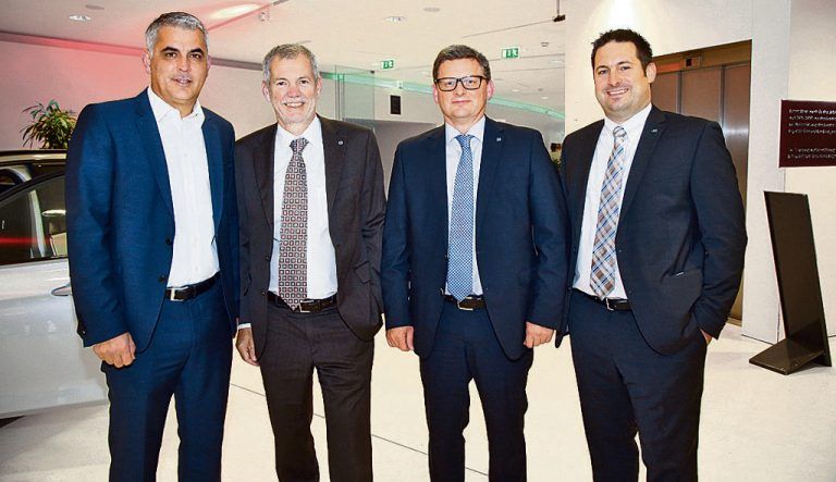 Marketingmann Markus Hämmerle (l.) mit VLV-Vorständen Robert Sturn und Klaus Himmelreich sowie Mathias Bösch.