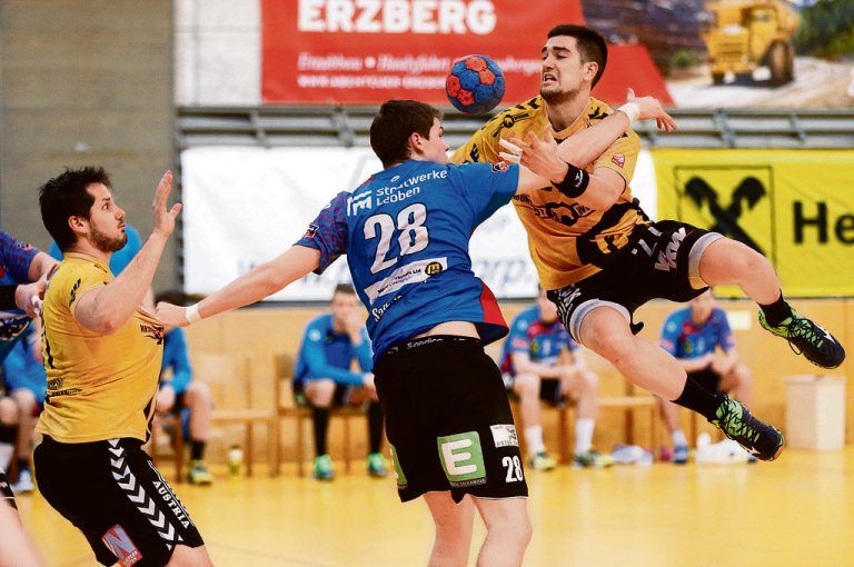 Marko Buvinic (re.) konnte sich beim Auswärtssieg in Leoben zweimal in die Torschützenliste eintragen. gepa