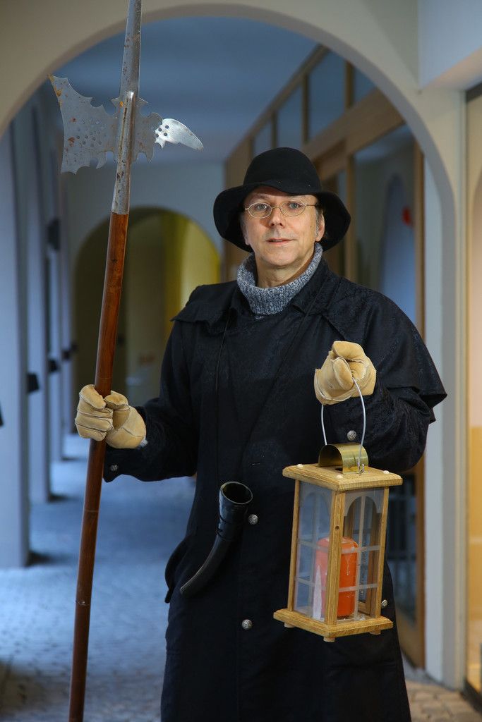 Markus Pastella führt im Nachtwächtergewand durch die Städte Bludenz und Feldkirch. Foto: VN/Hofmeister