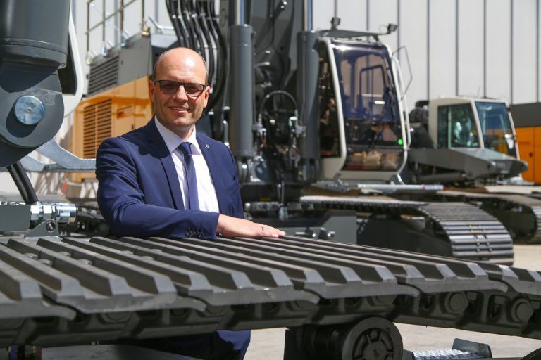 Markus Schmidle ist stolz darauf, dass Liebherr Nenzing mit seinen Mitarbeitern die Umstellung der Produktpalette so gut gemeistert hat. Der Baumaschinenbereich wächst heute rasant. Fotos: VN/Hofmeister
