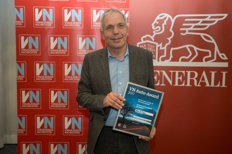 Markus Spiegel (BMW/Mini Unterberger) mit der Urkunde.