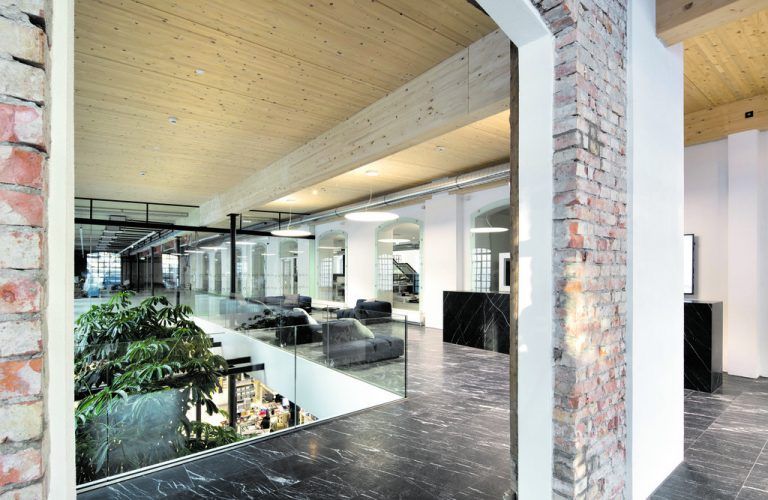 Martin Ohneberg führt Bruder und Architekt Michael Ohneberg, der die Innenraumgestaltung verantwortet, und Mark Falger vom Büro Heim+Müller durch die Räume.