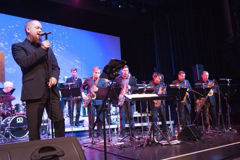 Mastermind der 17-köpfigen Stammmannschaft ausgewiesener Jazzgrößen aus der Region war erneut Thomas Gertner. Rainer Feurstein