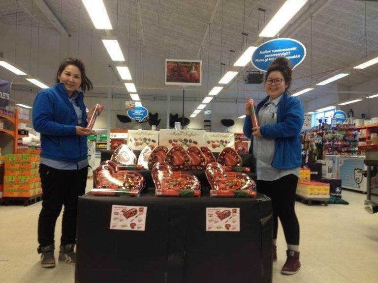 Matrosen des Marineschiffs „Mecklenburg-Vorpommern“ mit Gunz-Weihnachtsmännern. Warenpräsentation in Grönland. Fotos: Firma