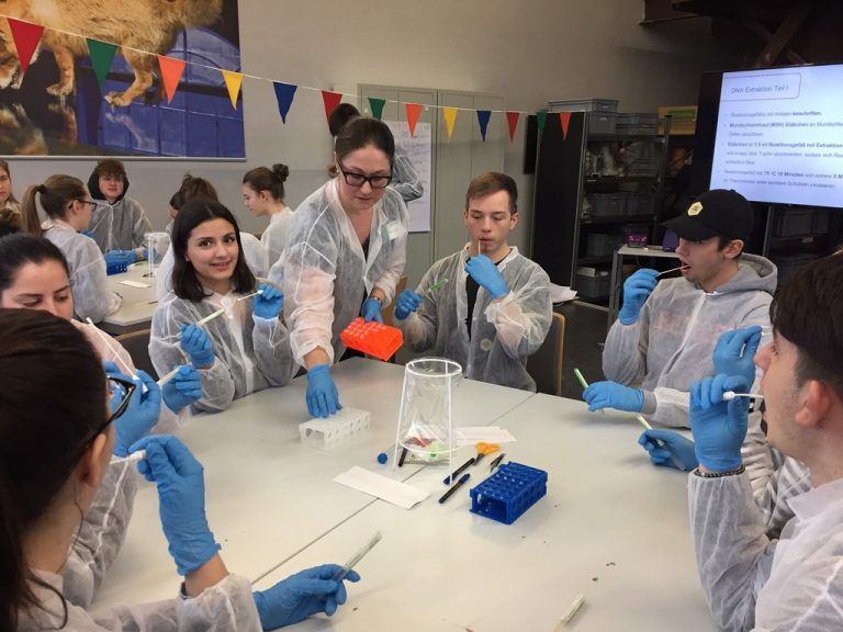 Maturanten des BG Bregenz Blumenstraße begaben sich im Genetik-Kurs auf die Spuren ihres Erbguts. inatura