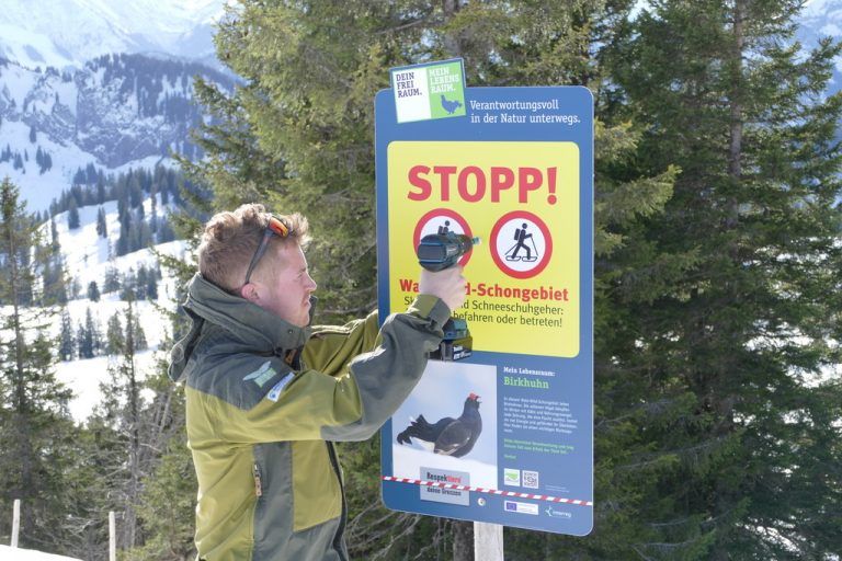 Max Löther ist ständig mit dem passenden Werkzeug im Rucksack unterwegs. naturpark nagelfluhkette