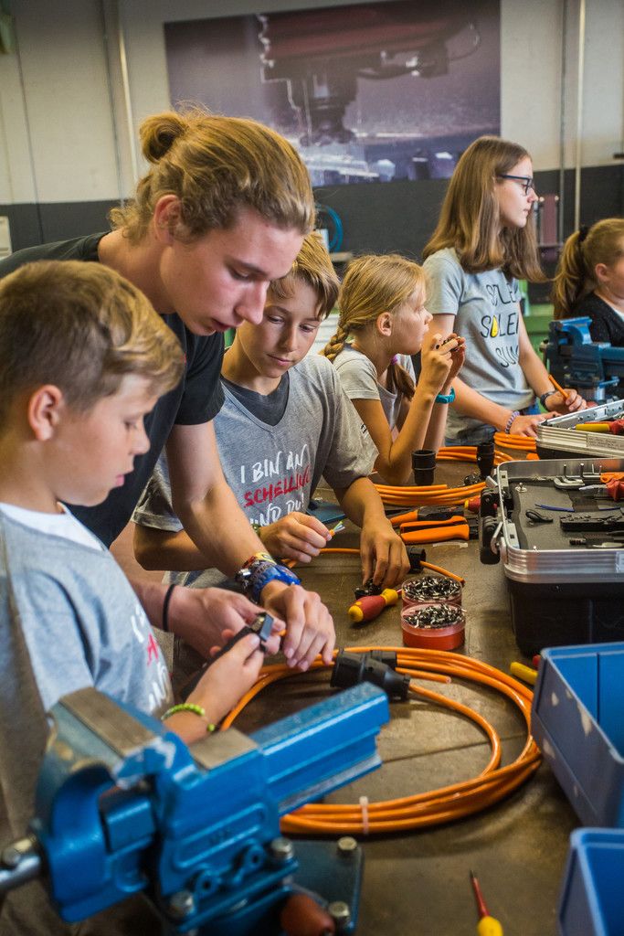 Maximilian zeigte den Mädchen und Jungs in der Schelling-Lehrlingswerkstatt, wie ein Verlängerungskabel gebaut wird.  Fotos: VN/Steurer