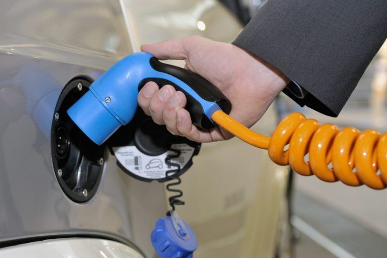 Mazda, denso und Toyota wollen gemeinsam technische Grundlagen für ihre Elektroautos entwickeln. So sollen Technologien für unterschiedliche Fahrzeugklassen entwickelt werden, vom Kleinwagen über SUV bis hin zu Nutzfahrzeugen. Die drei Konzerne erhoffen sich von der Forschung die Möglichkeit, schnell auf weltweite Trends in der E-Mobilität reagieren zu können.