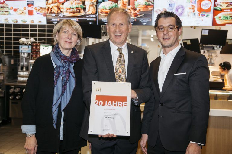 MCDonalds Anlässlich des 20-jährigen Jubiläums von McDonald’s-Franchisenehmer Loek Versluis ließen es sich Managing Director Isabelle Kuster und Director Operations Michael Öhler nicht nehmen, persönlich zu gratulieren.
