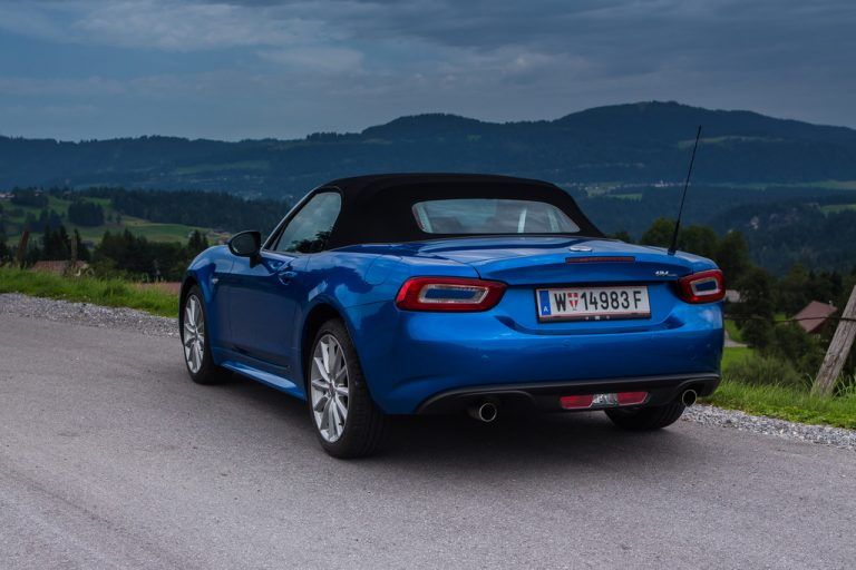 Mechanisch einfach zu bedienendes Stoffdach, kleiner Kofferraum.