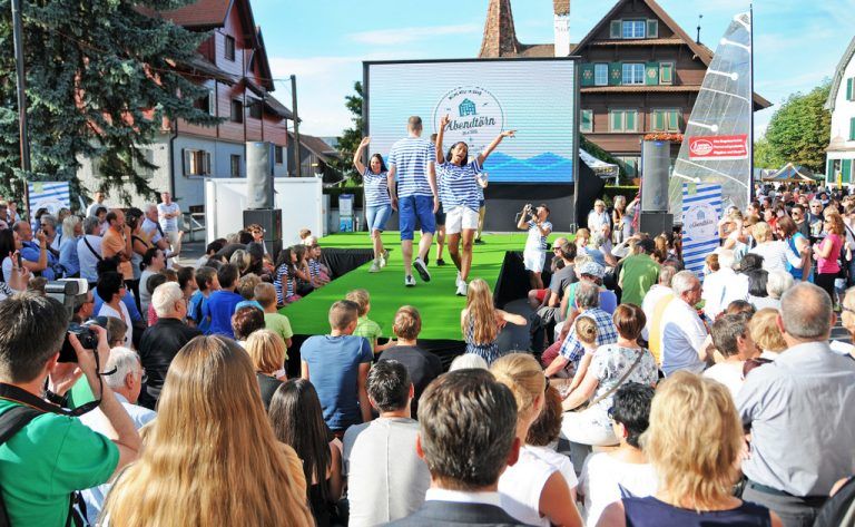 Mediterranes Ambiente: Die Begegnungszone im Ortszentrum von Hard steht heute ganz im Zeichen des zweiten Abendtörns der Wirtschaftsgemeinde Hard. foto: veranstalter
