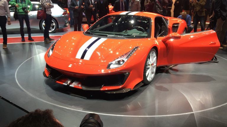 Mehr Leistung und weniger Gewicht heißt das Rezept, mit dem Ferrari den 488 verfeinert. In der neuen „Pista“-Variante kommt der Zweisitzer bei einem Gewicht von 1280 Kilogramm auf 720 PS Leistung. Die Sprintzeit verkürzt sich auf 2,85 Sekunden, die Höchstgeschwindigkeit steigt auf 340 km/h.