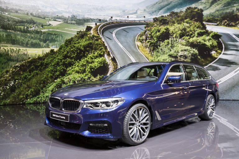 Mehr Platz im Business-KombiDer neue 5er Touring von BMW feiert in Genf Weltpremiere. Im Vergleich zum Vorgänger bietet er jetzt ein leicht verbessertes Platzangebot. Marktstart ist im Juni.