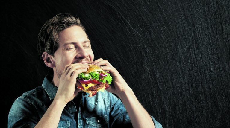 Mein Burger. Mein Geschmack – jetzt beiMcDonald‘s seinen Wunschburger essenJedem seinen persönlichen Burger: Mit „my burger“ gibt es seit Kurzem die Möglichkeit, sich seinen Wunschburger bei McDonald‘s individuell zusammenzustellen. Es stehen rund 30 hochwertige Zutaten und Saucen zum Verfeinern bereit, die unzählige Kombinationsmöglichkeiten bieten. Nach der Bestellung am digitalen Kiosk wird der Burger frisch zubereitet. Mit den VN-Familiensommer-Gutscheinen gibt es „Altbewährtes“: Für Kinder zwei Happy Meals und für Erwachsene zwei Big Mac zum Preis von einem.