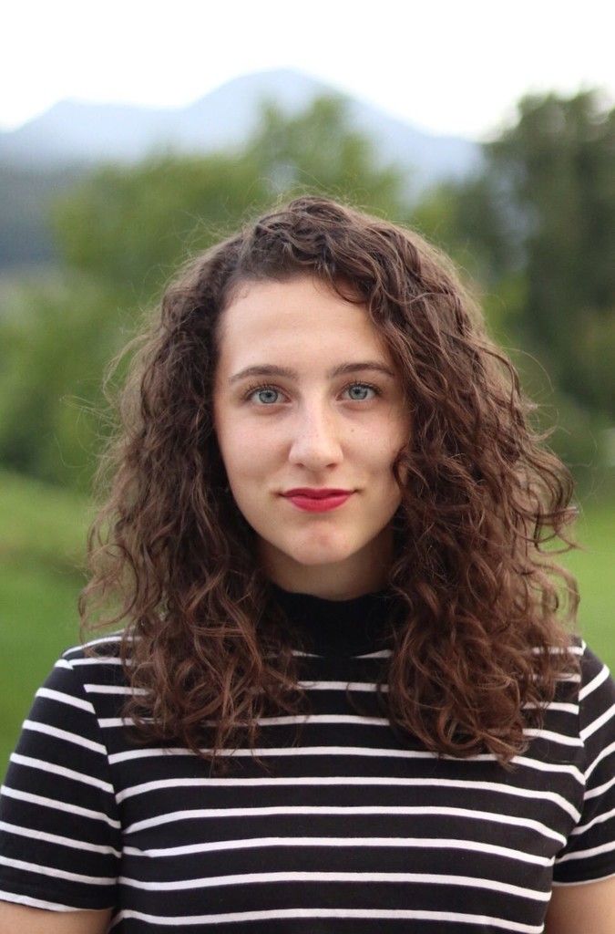 Meine aha card dient mir hauptsächlich als Altersnachweis, wenn ich z. B. ins Sohm, K-Shake, in den Rauch Club etc. gehe. Es wäre nicht so tragisch, würde ich diese Karte verlieren. Zudem bekomme ich fürs Schifahren auf meinen 3-Täler-Pass mit der aha card einen starken Rabatt. Laura Pfitscher, 18 Jahre, Klaus