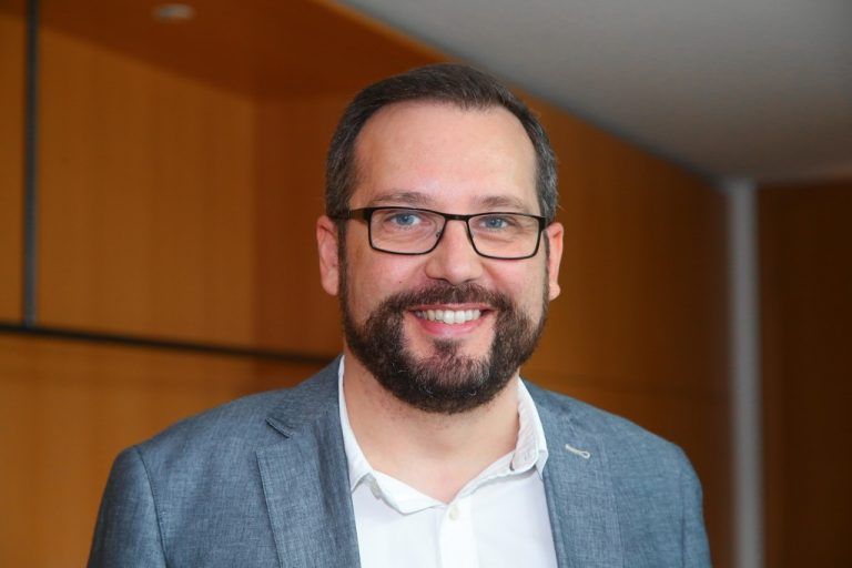 Meine Erfahrungen und Beobachtungen zeigen, dass die großen Vorarlberger Unternehmen die Digitalisierung mit großem Engagement und sehr intensiv durchführen und deshalb in vielen Bereichen wirklich führend sind. Da gibt es auf keinen Fall ein Defizit, das gilt auch für die Innovation in der Vorarlberger Wirtschaft. Dadurch, dass die Wirtschaft im Land aber sehr heterogen ist, ist es schwierig, das in allen Branchen zu beobachten und zu beurteilen. Wir sind auf dem richtigen Weg. Andreas Pichler, Gebrüder Weiss, Lauterach (A)