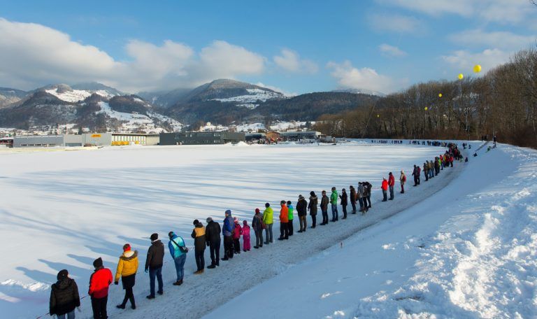 Eine Menschenkette gegen das geplante Ölz-Werk in Weiler.