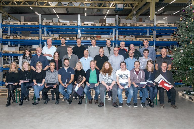 Meusburger 31 Mitarbeiter mit insgesamt 360 Dienstjahren wurden bei Meusburger geehrt. Längstgedient ist dabei Reinhard Mäser (Fertigungssteuerung) mit 45 Jahren. Für 25 Jahre wurde Lutz Schaller (Verkaufsleiter) gewürdigt. Zur Pensionierung beglückwünschten Geschäftsführer Guntram Meusburger und Firmengründer Georg Meusburger die Mitarbeiter Arnold Sohm und Ede Herhof.