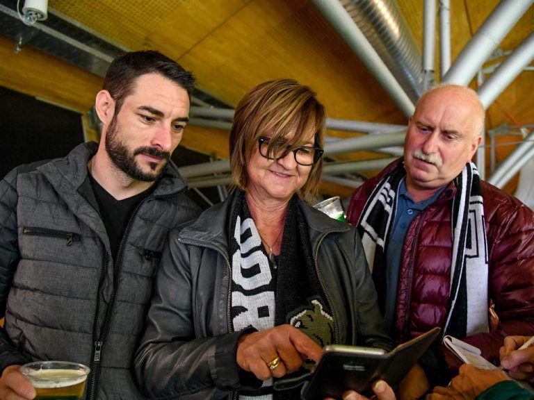 Michael, Elisabeth und Werner (v.l.) nutzten die Spielpausen, um sich über die Wahlergebnisse zu informieren.