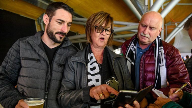 Michael, Elisabeth und Werner (v.l.) nutzten die Spielpausen, um sich über die Wahlergebnisse zu informieren.