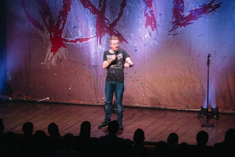 Michael Mittermeier hat sturmfrei und feiert die wildeste Party der Stand-up-Comedy.jan frankl